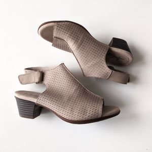 Clarks Valarie James Nubuck Sandals EUC 6.5